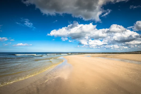 Plage de sable fin dans la ville de Leba, Mer Baltique, Pologne — Photo