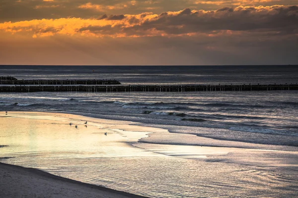 Naplemente a strandon: Łeba, Balti-tenger, Lengyelország — Stock Fotó