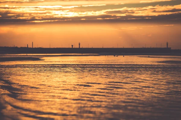 Zonsondergang op het strand in Leba, Oostzee, Polen — Stockfoto