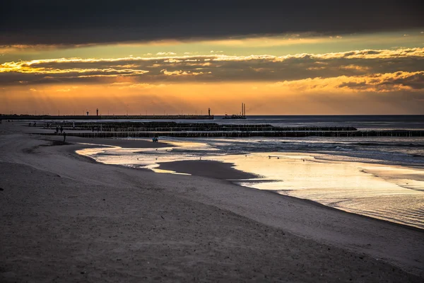 Naplemente a strandon: Łeba, Balti-tenger, Lengyelország — Stock Fotó