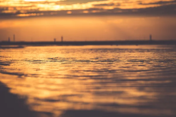Západ slunce na pláži v Leba, Baltské moře, Polsko — Stock fotografie