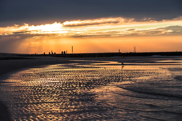 Coucher de soleil sur la plage de Leba, Mer Baltique, Pologne — Photo