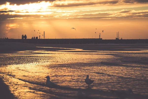 Sonnenuntergang am Strand in leba, Ostsee, Polen — Stockfoto