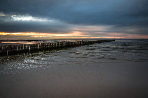 Naplemente, a strand egy fából készült móló Leba, Balti-tenger, Po — Stock Fotó