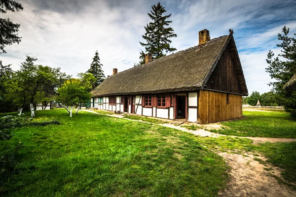 Oude Vissersstrand huizen in Kluki dorp, Polen. — Stockfoto