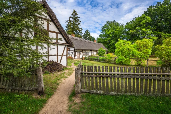 Oude houten huis in kluki, Polen — Stockfoto