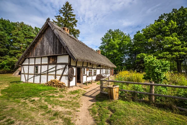 Altes Holzhaus in kluki, Polen — Stockfoto