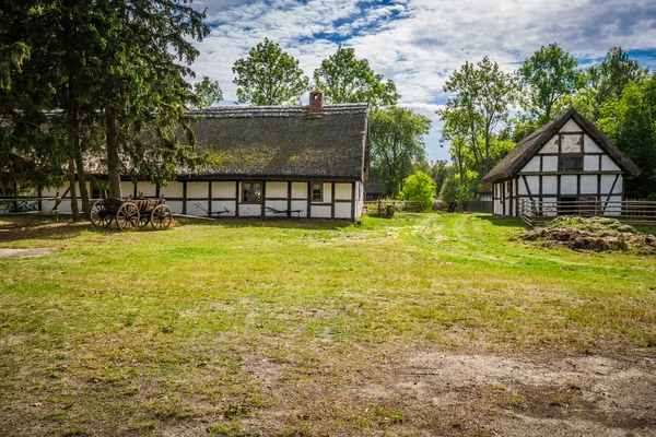 Oude houten huis in kluki, Polen — Stockfoto