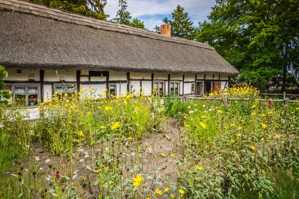 Antigua casa de madera en Kluki, Polonia —  Fotos de Stock