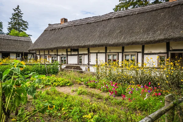 Starý dřevěný dům v kluki, Polsko — Stock fotografie