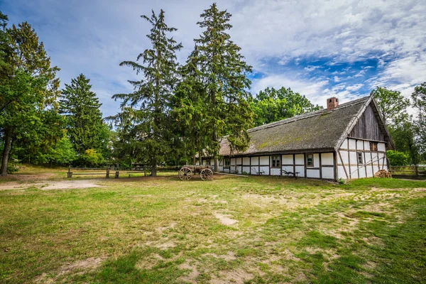 Alte Fischerhäuser im Dorf Kluki, Polen. — Stockfoto