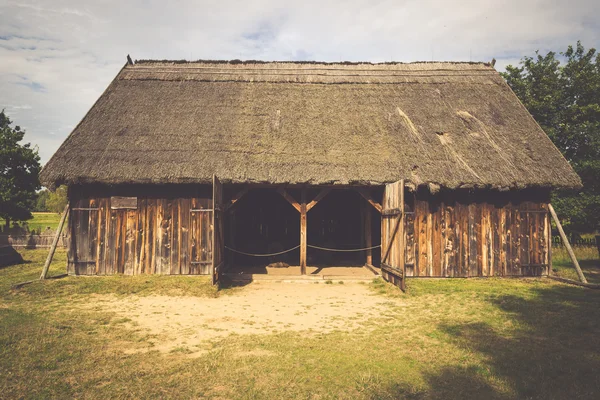 Oude Vissersstrand huizen in Kluki dorp, Polen. — Stockfoto