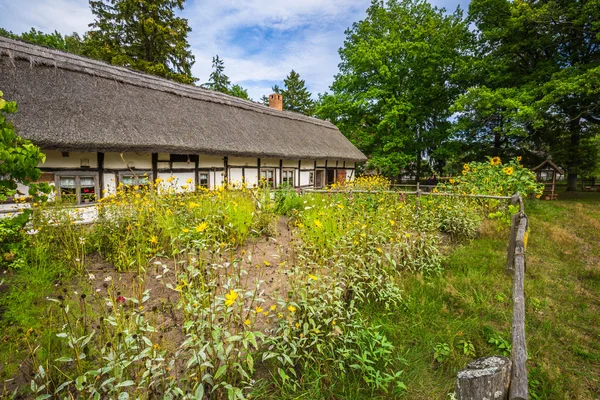 Oude Vissersstrand huizen in Kluki dorp, Polen. — Stockfoto