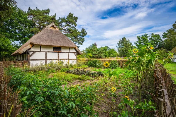 Alte Fischerhäuser im Dorf Kluki, Polen. — Stockfoto