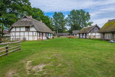 Geleneksel thatched house Kluki Polonya