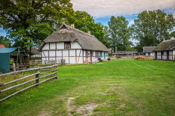 Traditionele rieten house Kluki Polen — Stockfoto