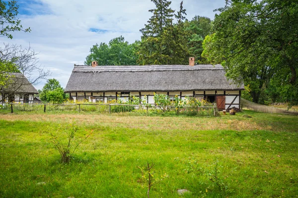 Geleneksel thatched house Kluki Polonya — Stok fotoğraf