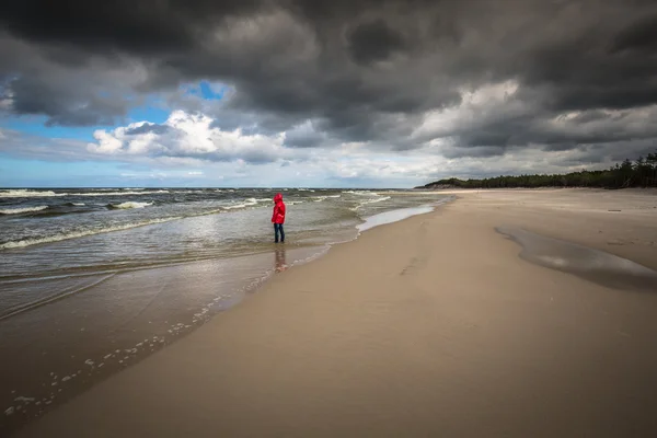 Mulheres caminhando ao longo da praia . — Fotografia de Stock