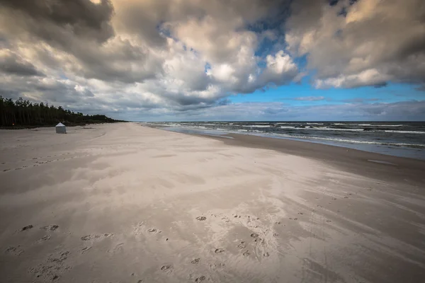 Uma vista da bela praia de areia na cidade de Leba, Mar Báltico, Polônia — Fotografia de Stock