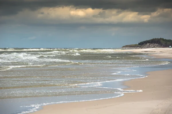 Uma vista da bela praia de areia na cidade de Leba, Mar Báltico, Polônia — Fotografia de Stock