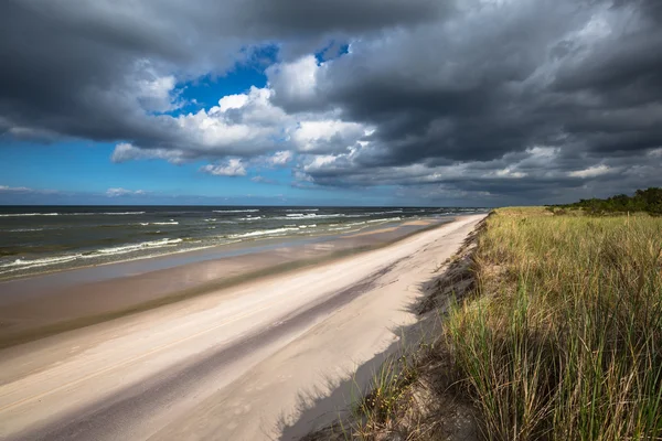 Uma vista da bela praia de areia na cidade de Leba, Mar Báltico, Polônia — Fotografia de Stock