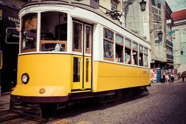 Lisboa, Portekiz-Nisan 12,2015: Geleneksel bir tramvay yapıyor, 