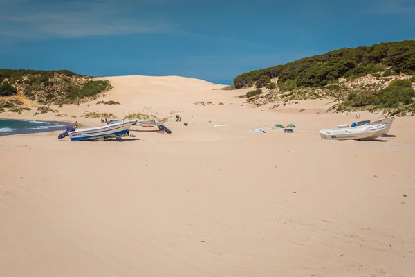 A tarifa, Spanyolország-május 15, 2015:boat: bolonia beach tengerparti falu — Stock Fotó