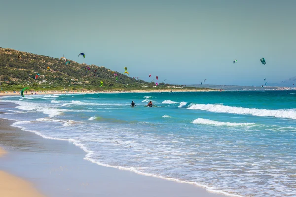 Tarifa, Espagne-15 mai 2015 : cerfs-volants survolant la plage de Tarifa — Photo