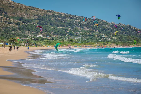 Tarifa, Spagna-15 maggio 2015: aquiloni che sorvolano la spiaggia di Tarifa — Foto Stock