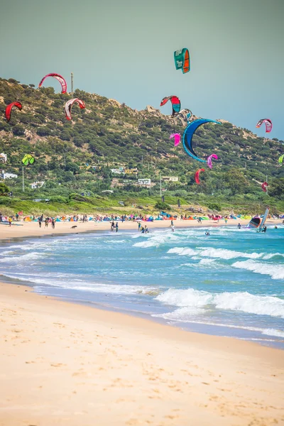 Tarifa, Spanien-maj 15, 2015:kites flyger över Tarifa beach — Stockfoto