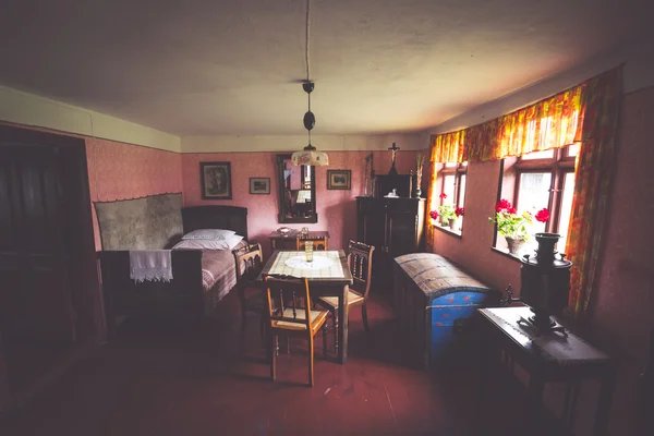 Kluki, Polonia-16 settembre 2015: Stanza nella vecchia casa di paese nel popolo — Foto Stock
