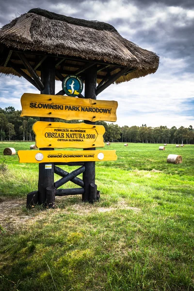 Łeba, Polen-September 16, 2015:sign op houten paal markering van entran — Stockfoto