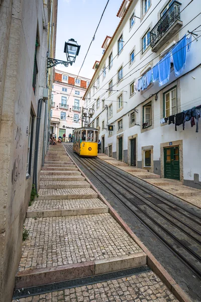 Lisabon, Portugalsko-Duben 12,2015: Tradiční tramvají dělá své — Stock fotografie