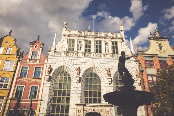 Statue Neptune à Gdansk avec des maisons colorées en arrière-plan , — Photo