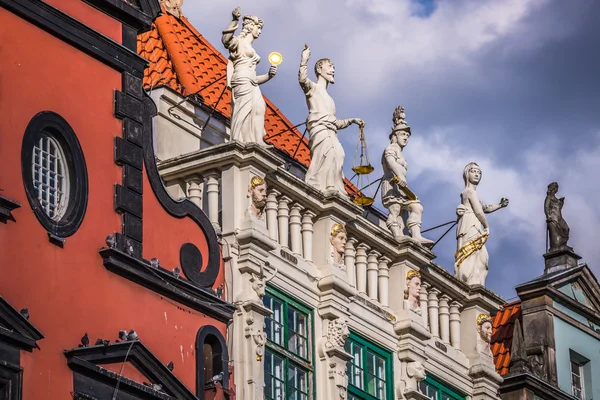 Estatua de justicia con escamas y espada en el centro histórico —  Fotos de Stock