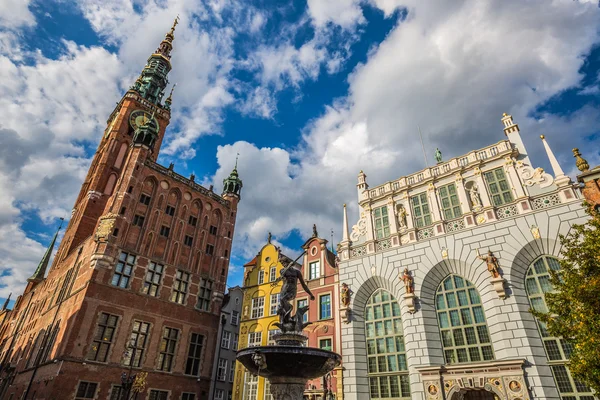 Polonya 'nın eski Gdansk kasabasındaki Neptün Çeşmesi — Stok fotoğraf