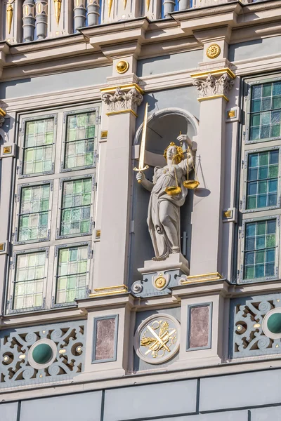 Standbeeld van Justitie met schalen en een zwaard in het historisch centrum — Stockfoto