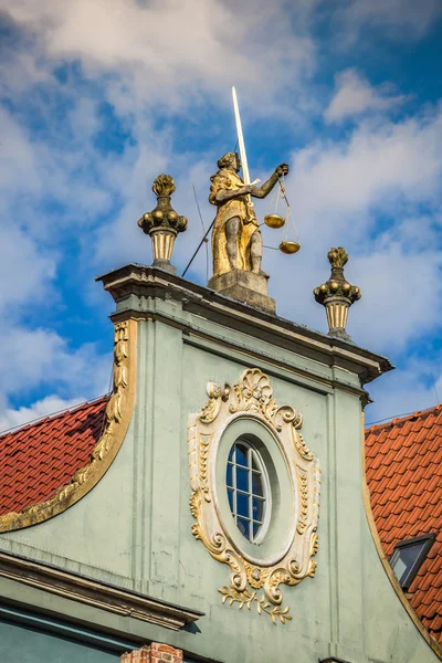 Estatua de justicia con escamas y espada en el centro histórico —  Fotos de Stock