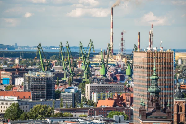 グダニスク、ポーランド-2015 年 9 月 19 日: 造船所の o 大きな緑のクレーン — ストック写真