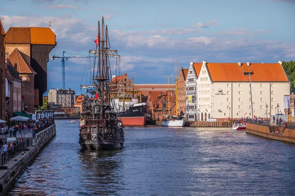 Gdansk, Polonya-Eylül 19, 2015:Tourist gemi ve renkli histo — Stok fotoğraf