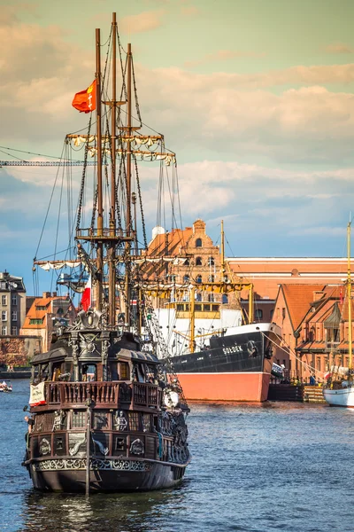 Gdansk,Poland-September 19,2015:Tourist ship and colourful histo — Stock Photo, Image