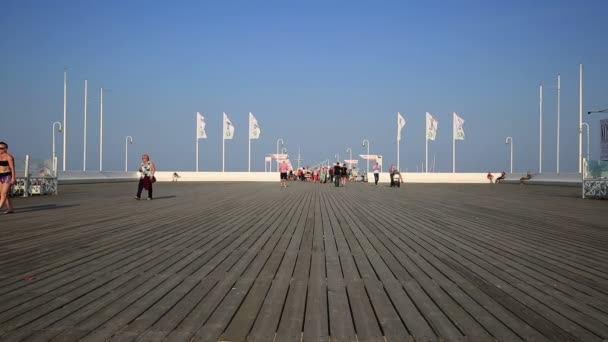 Sopot, Polen-September 9, 2015: piren i Sopot, Polen. Sopot är en större hälso-spa och resort turistmål. — Stockvideo