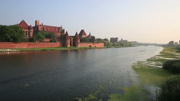 Vy över slottet Malbork från andra sidan av floden Nogat, visar övre slottet med turreted Bridge grinden. — Stockvideo