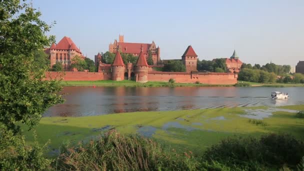 Blick auf die Burg Malbork von der anderen Seite des Flusses Nogat, zeigt die obere Burg mit dem geschwungenen Brückentor. — Stockvideo
