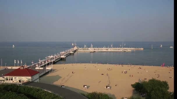 Vista sul mare a Sopot, Polonia. Sopot è la famosa località balneare della Polonia settentrionale . — Video Stock