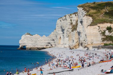 Etretat, Fransa -: etretat cliff ve kumsalı ile bilinmeyen peo