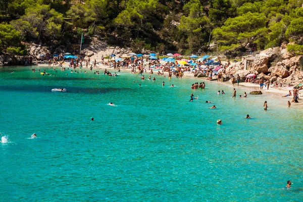 Ibizas cala de sant vicent augusti 20, 2013: caleta de san vicent — Stockfoto