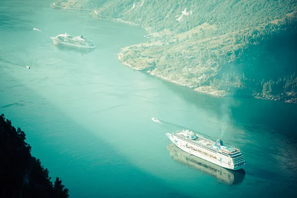 Cruiseschip in geiranger fjord, Noorwegen augustus 5, 2012 — Stockfoto