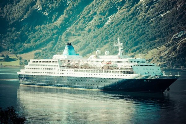 Cruise gemi içinde geiranger fiyort, Norveç Ağustos 5, 2012 — Stok fotoğraf