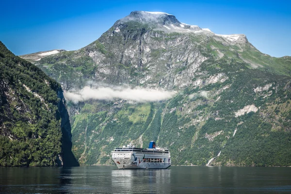 Kreuzfahrtschiff im Geiranger Fjord, Norwegen 5. August 2012 — Stockfoto